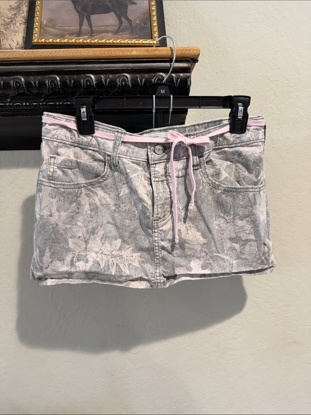 Hollister Camo Print Mini Skirt Skort in Light Gray neutral camo and Pink